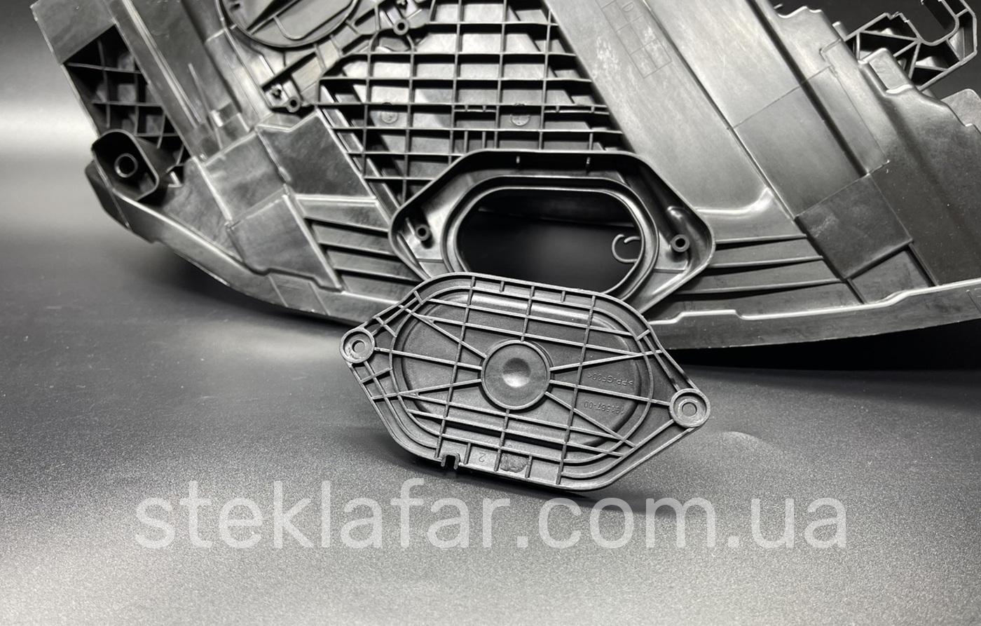 Крышка нижняя корпуса фары Audi A8 (2014-2017)